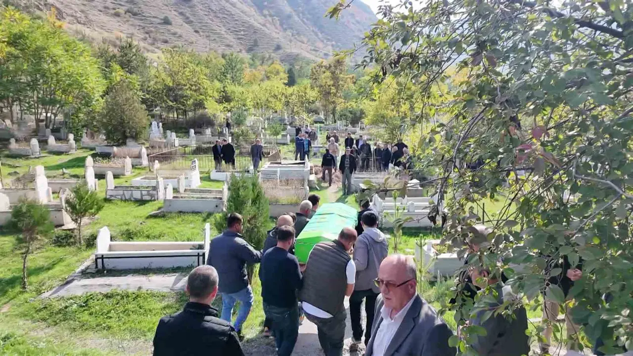 9 ay önce emekli oldu, kalp krizi hayattan kopardı: Ruhi Öğretmen son yolculuğuna uğurlandı