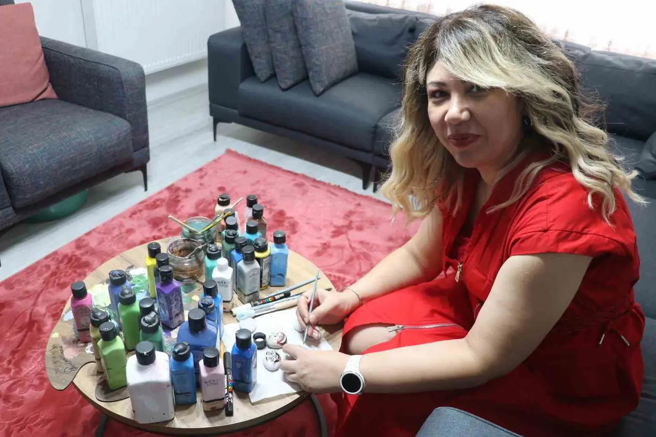 Yoğun mesaisinden arta kalan zamanını sanata ayırıyor