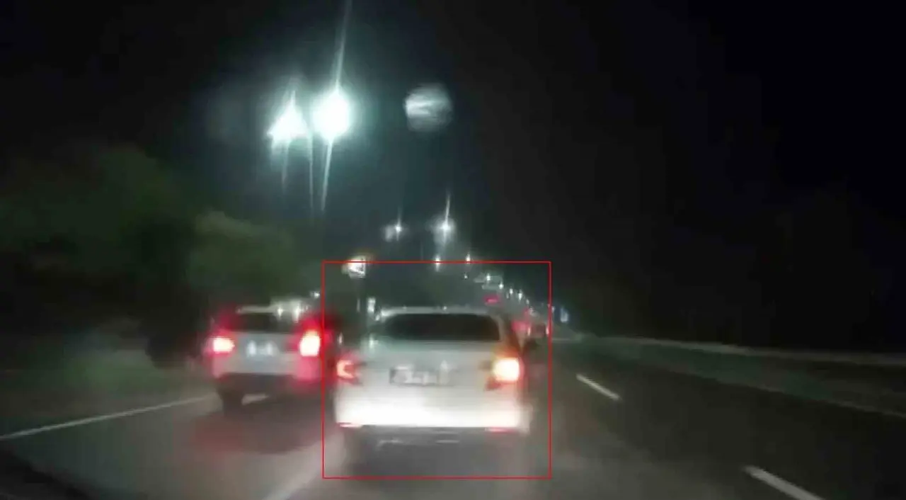 Islak yolda makas atan sürücü kameraya yansıdı