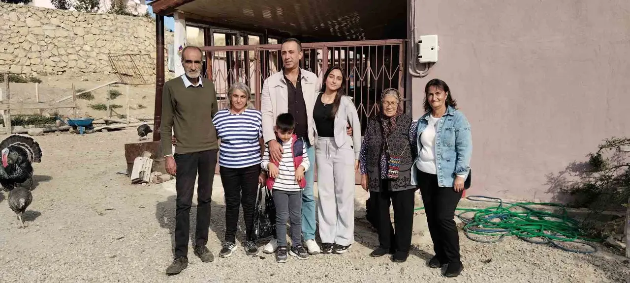 Otomobili bozulan Alman gezgin 11 gün Sivaslı ailenin misafiri oldu