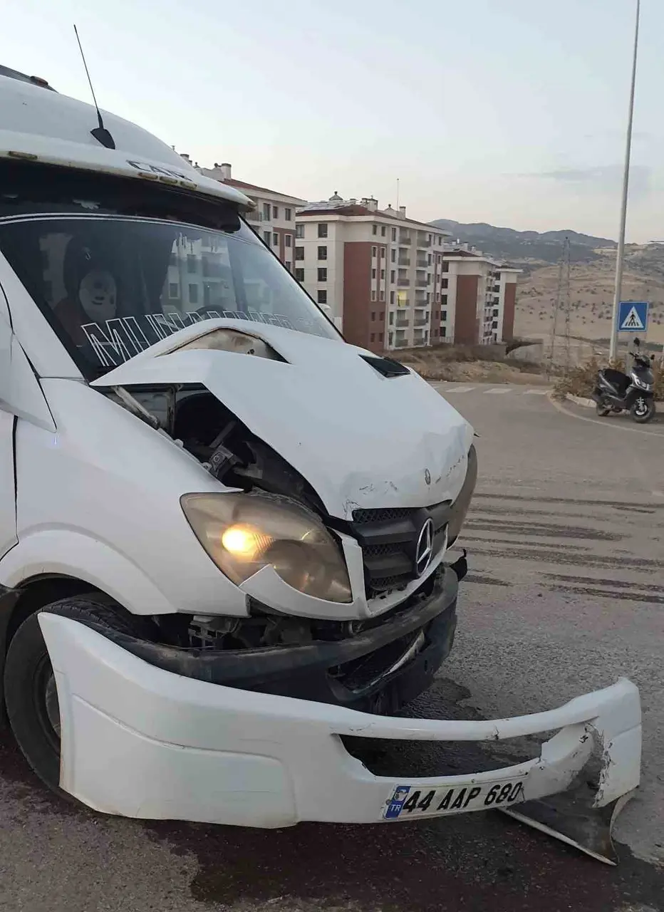Adıyaman’da otomobil minibüsle çarpıştı: 4 yaralı