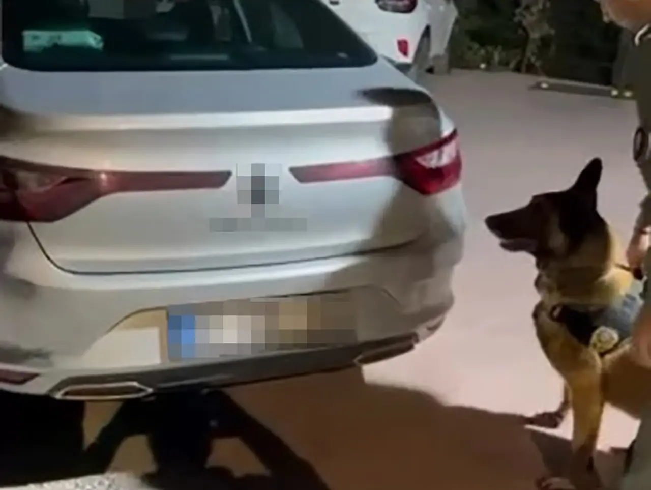 Otomobildeki valizden 8,5 kilo uyuşturucu çıktı