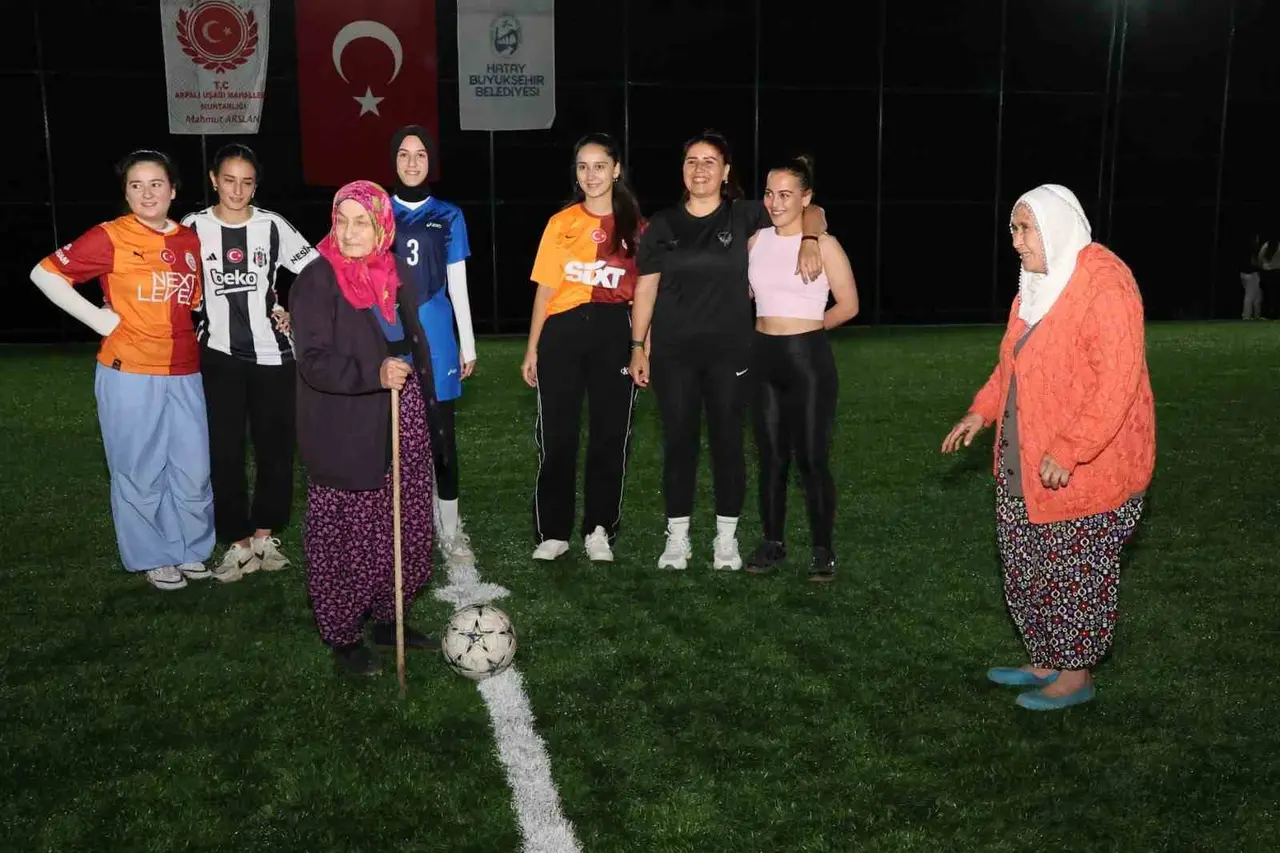 Başlama vuruşunu bastonlu teyzelerin yaptığı halı saha maçında kadınlar kıyasıya mücadele etti