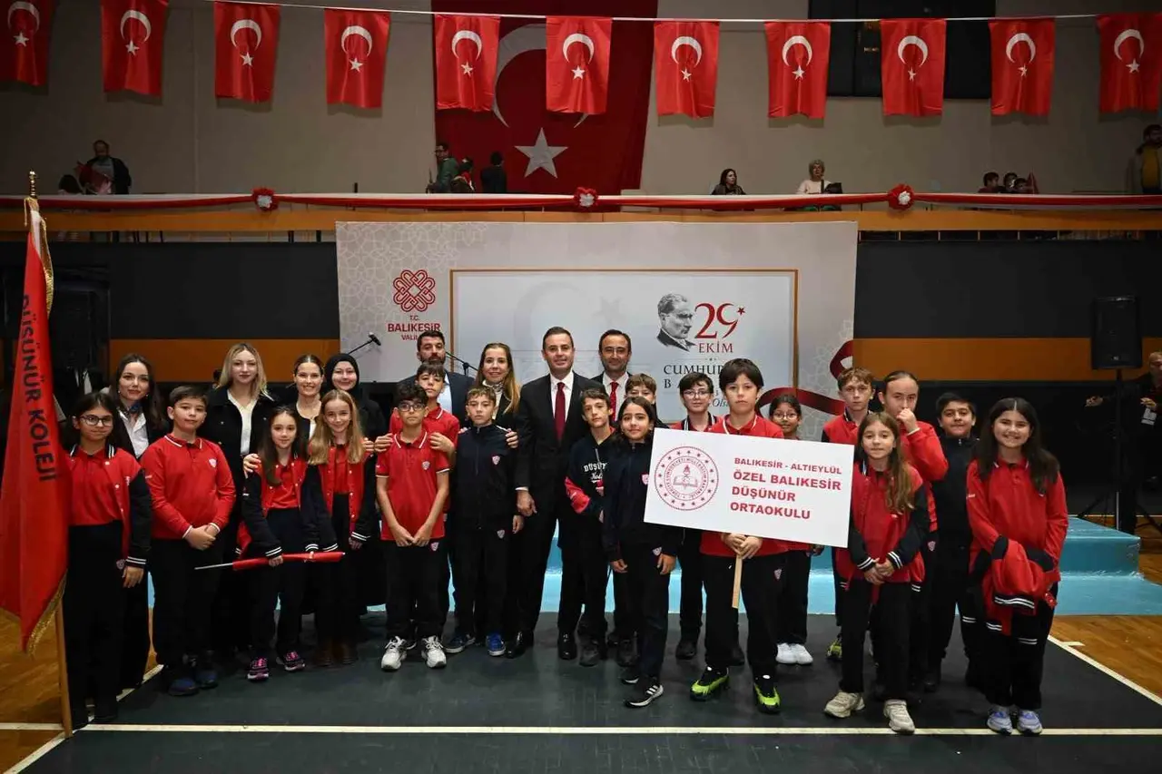Başkan Ahmet  Akın: "Cumhuriyetimize sonsuza kadar sahip çıkacağız"