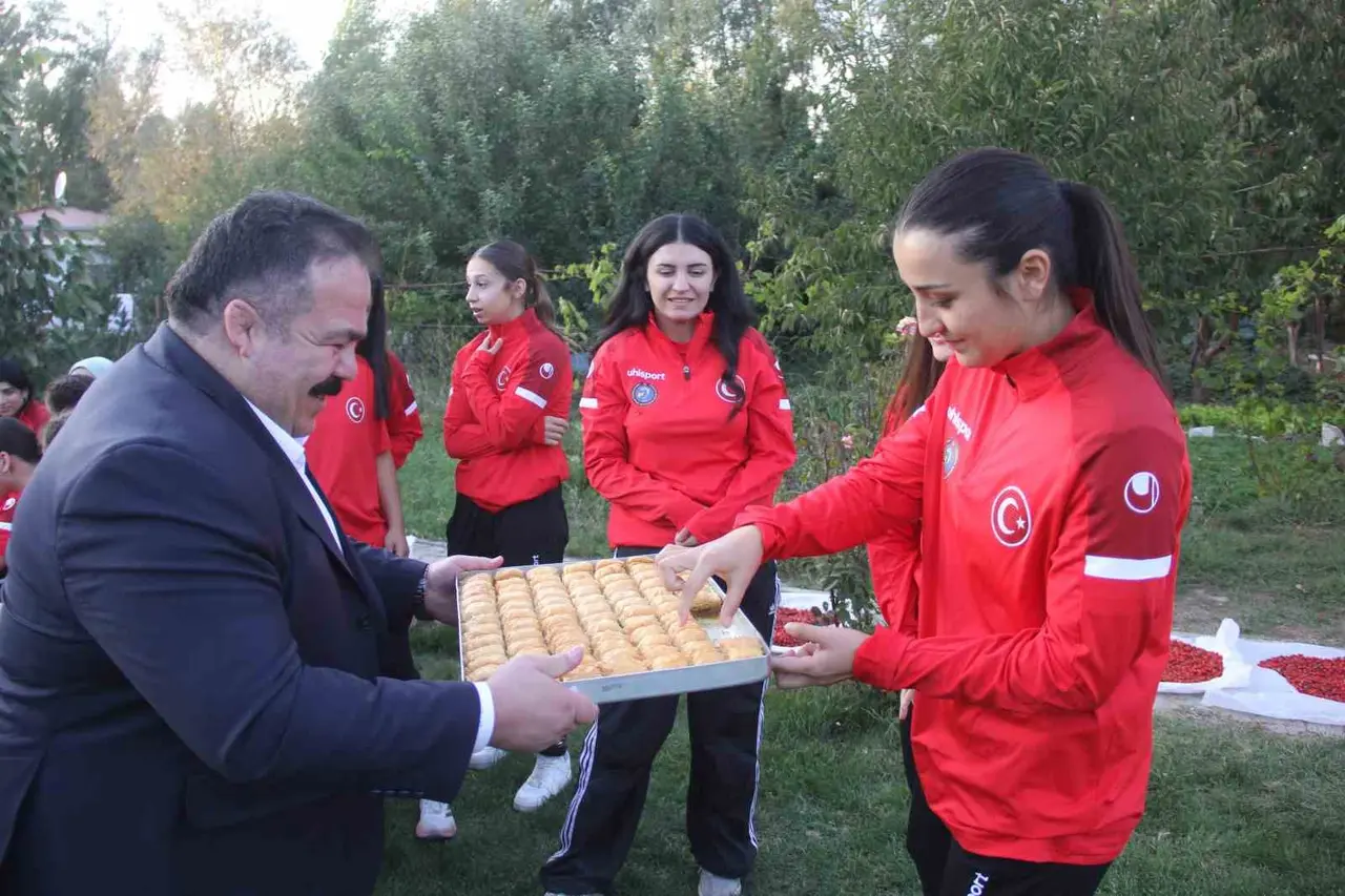 İşitme engelli kadın güreşçiler, ilk Avrupa Şampiyonası’na Sivas’ta hazırlandı