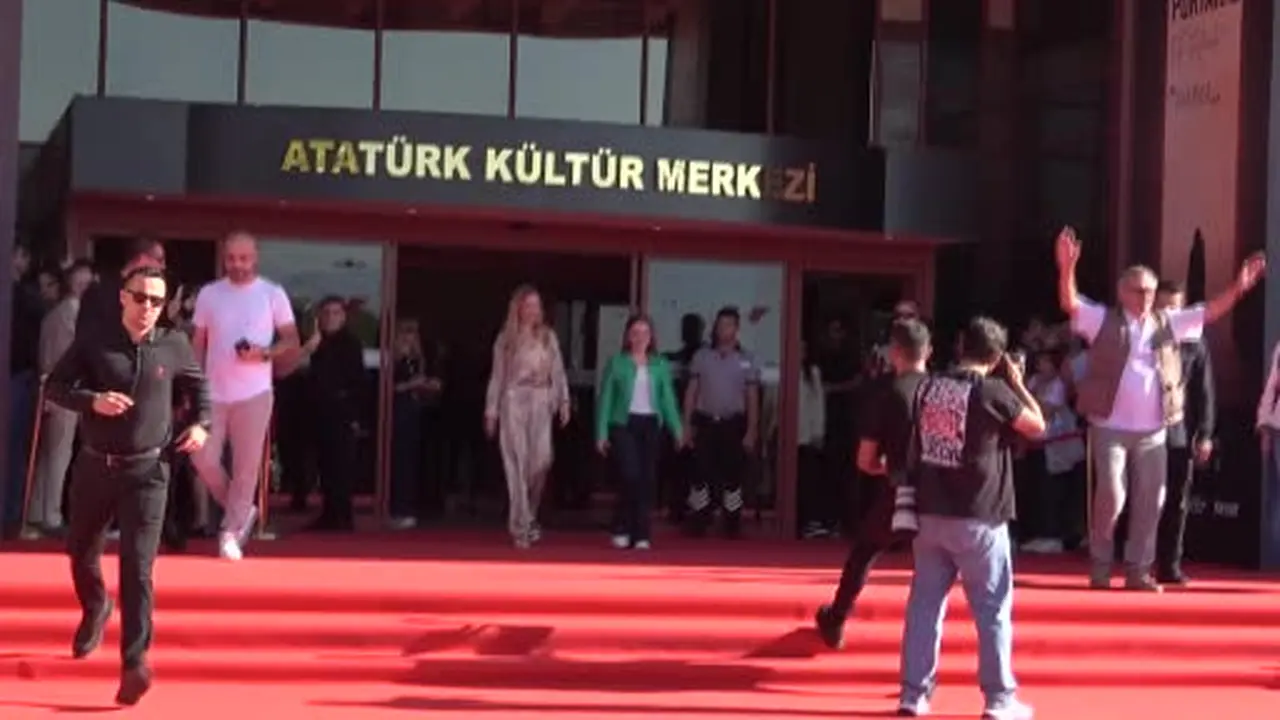Altın Portakal kortejine yoğun ilgi: Sanatçılar için sokakları doldurdular