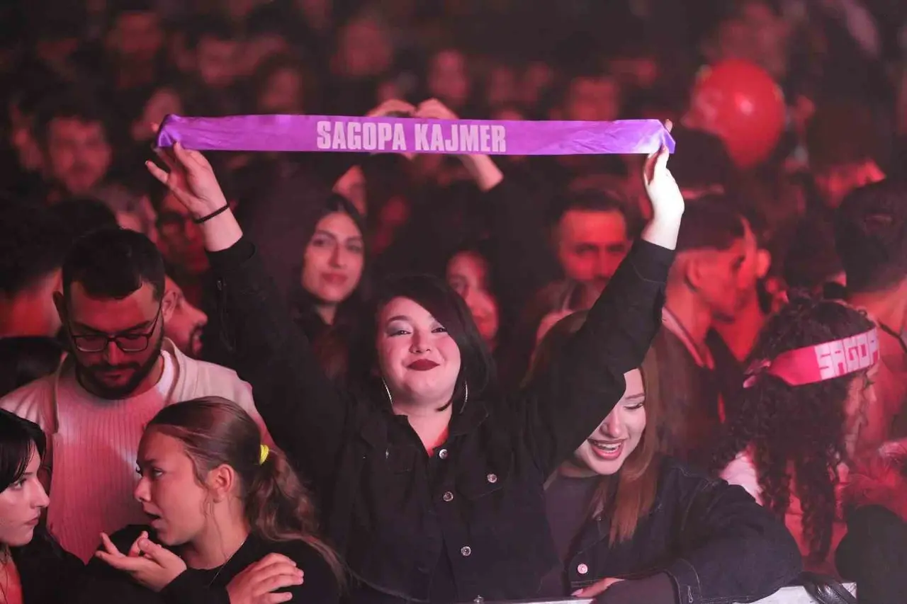 Sagopa Kajmer konserinde binlerce kişi yağmur altında Cumhuriyet coşkusunu yaşadı
