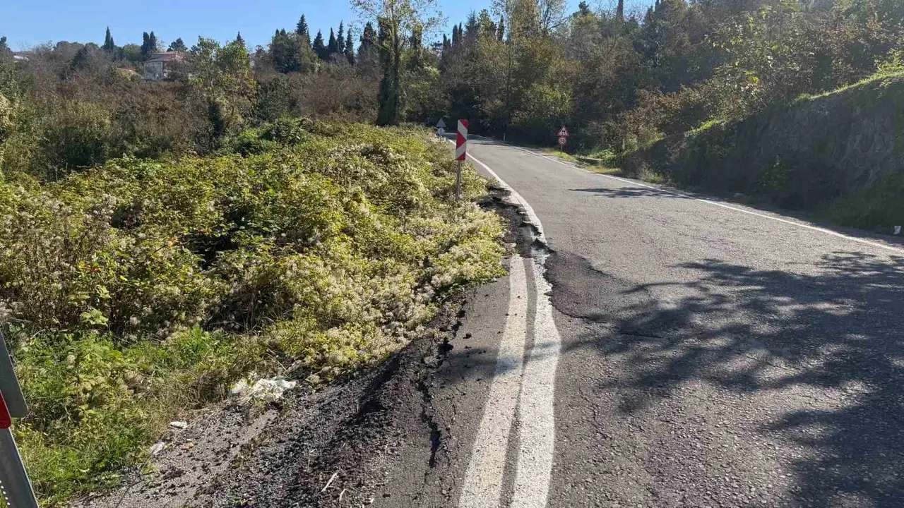 Aşırı yağışlar istinat duvarını çatlattı