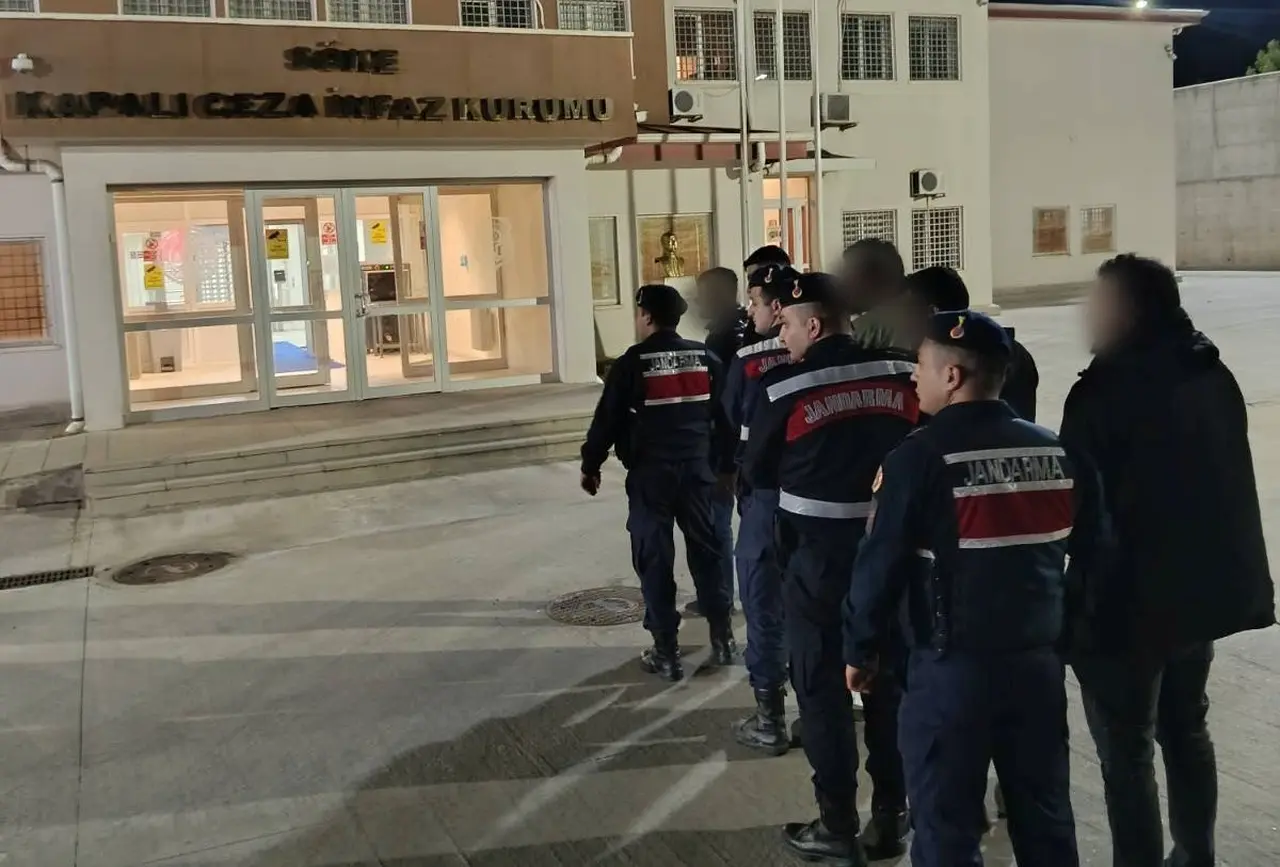 Kuşadası’nda durdurulan minibüsten 20 düzensiz göçmen çıktı