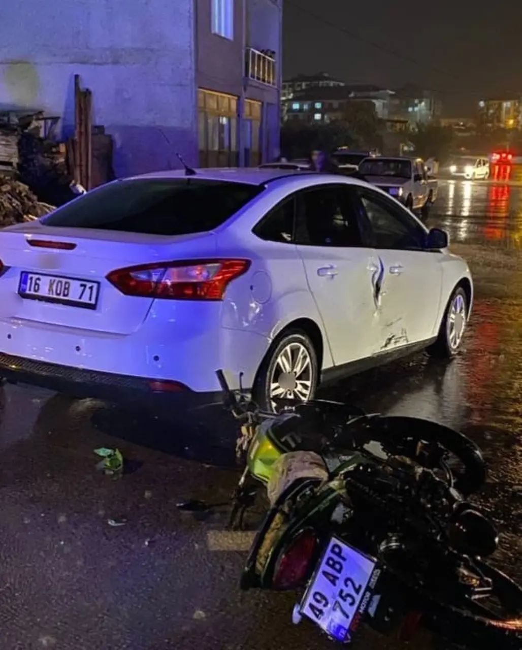 İnegöl’de otomobille motosiklet çarpıştı: 2 kardeş yaralandı