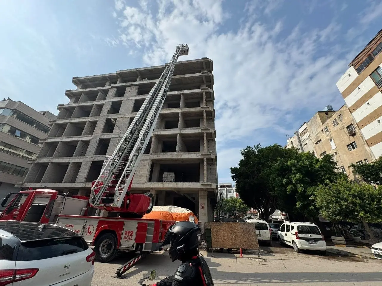7 katlı binanın tepesinde intihara kalkışan kişi 2 saatlik çabayla ikna edildi