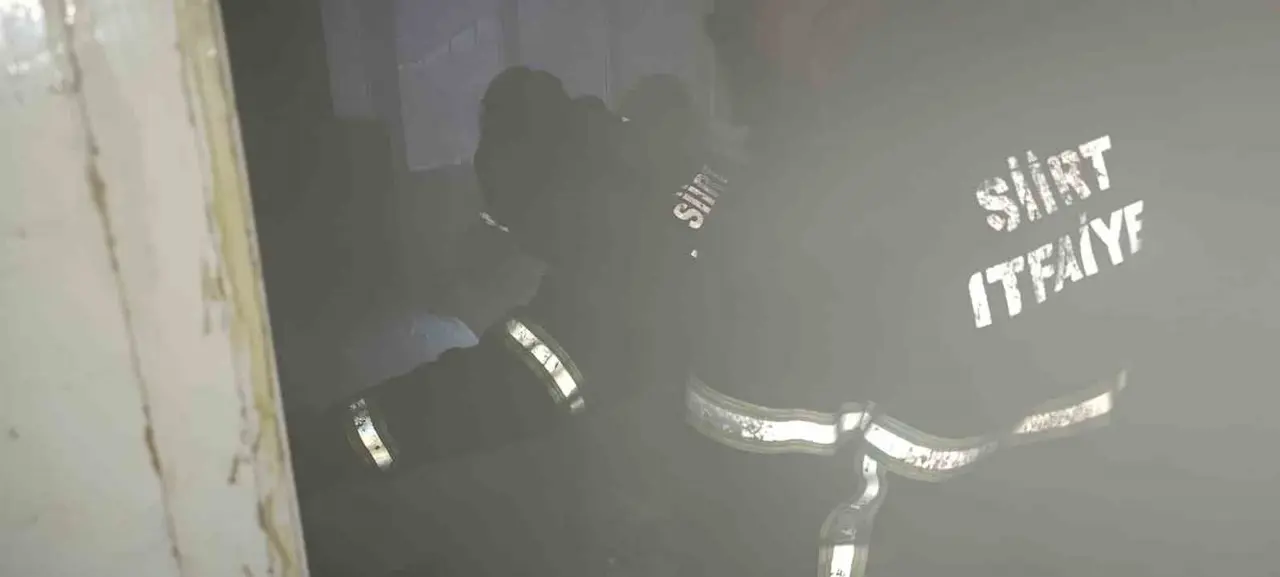 Siirt’te ev yangını: Korkudan hareket edemeyen kadını itfaiye kurtardı