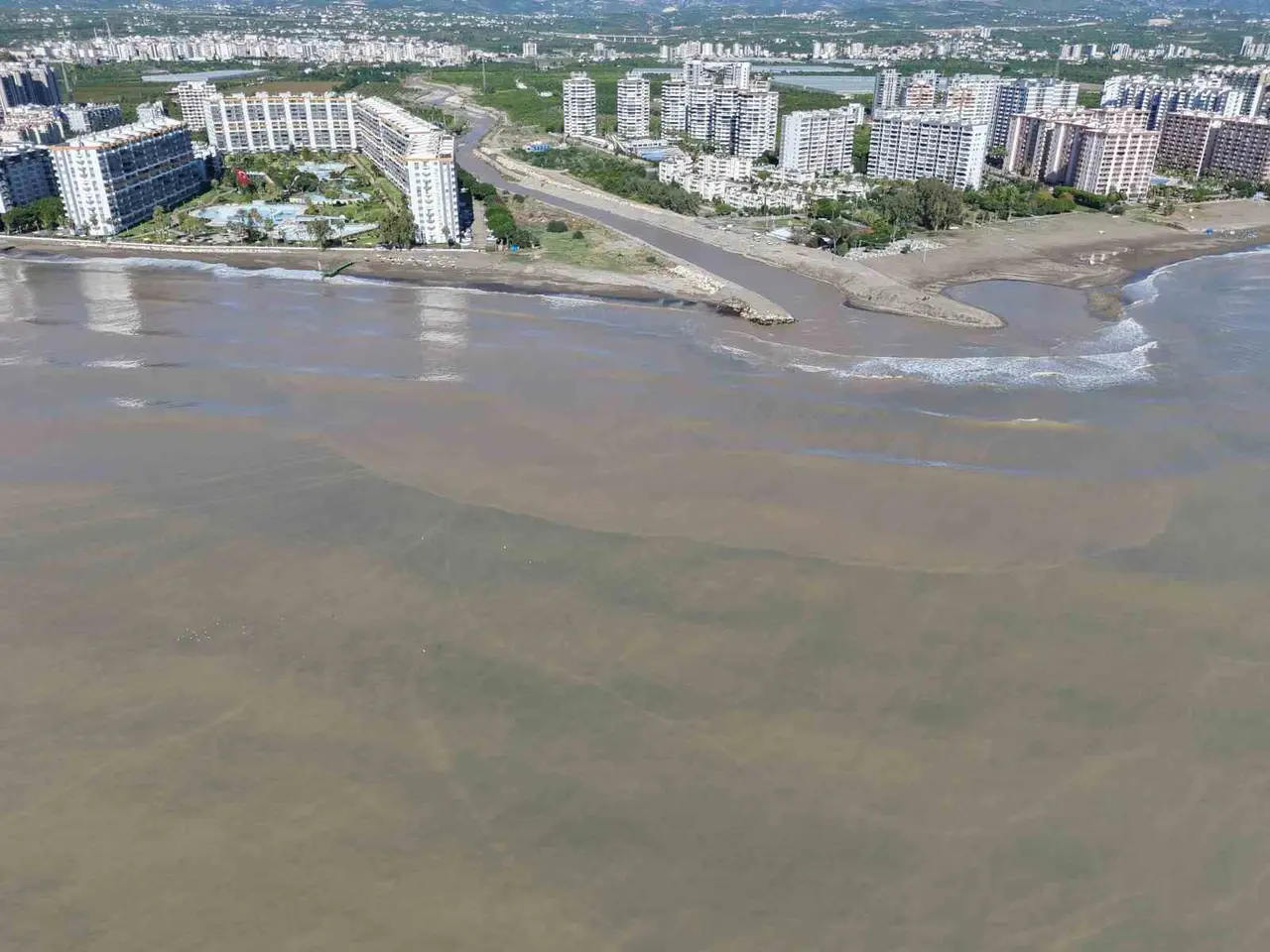 Derelerden akan sular Akdeniz’i kahverengiye çevirdi