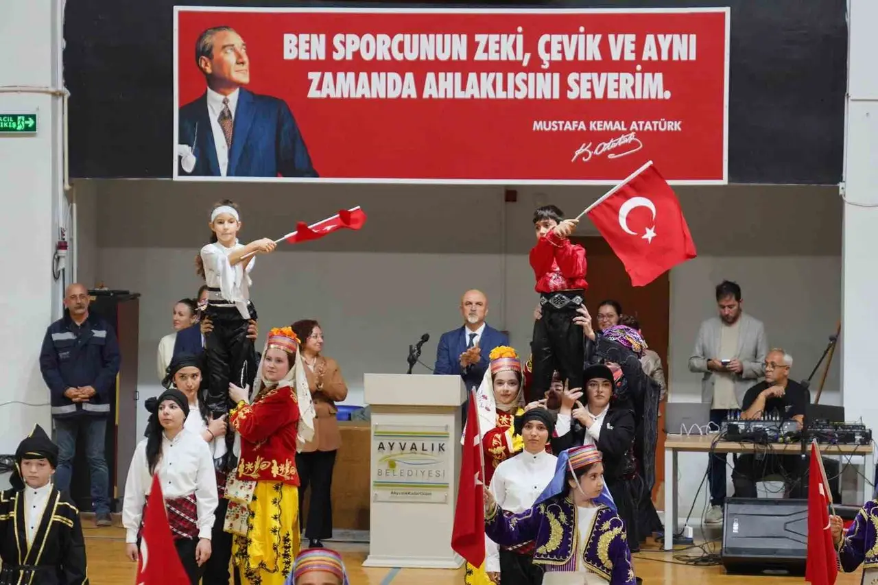 Ayvalık’ta Cumhuriyet coşkusu salonlara sığmadı