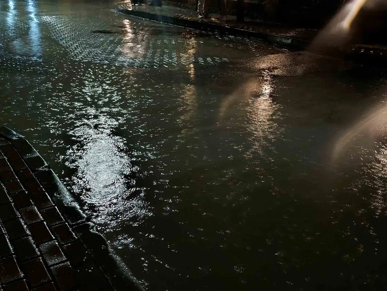 Tekirdağ’da sağanak yağış etkili oldu, cadde sular altında kaldı