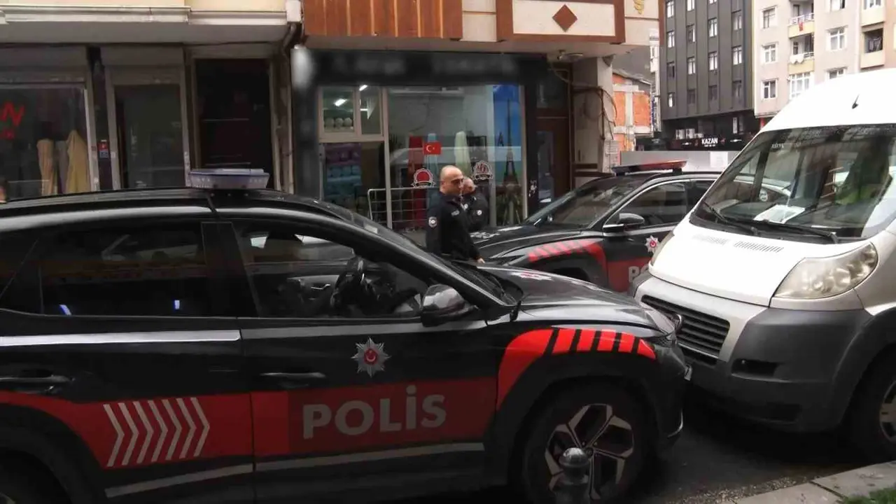 Zeytinburnu’nda esnaf ile haraç şüphelisi arasında silahlı kovalamaca