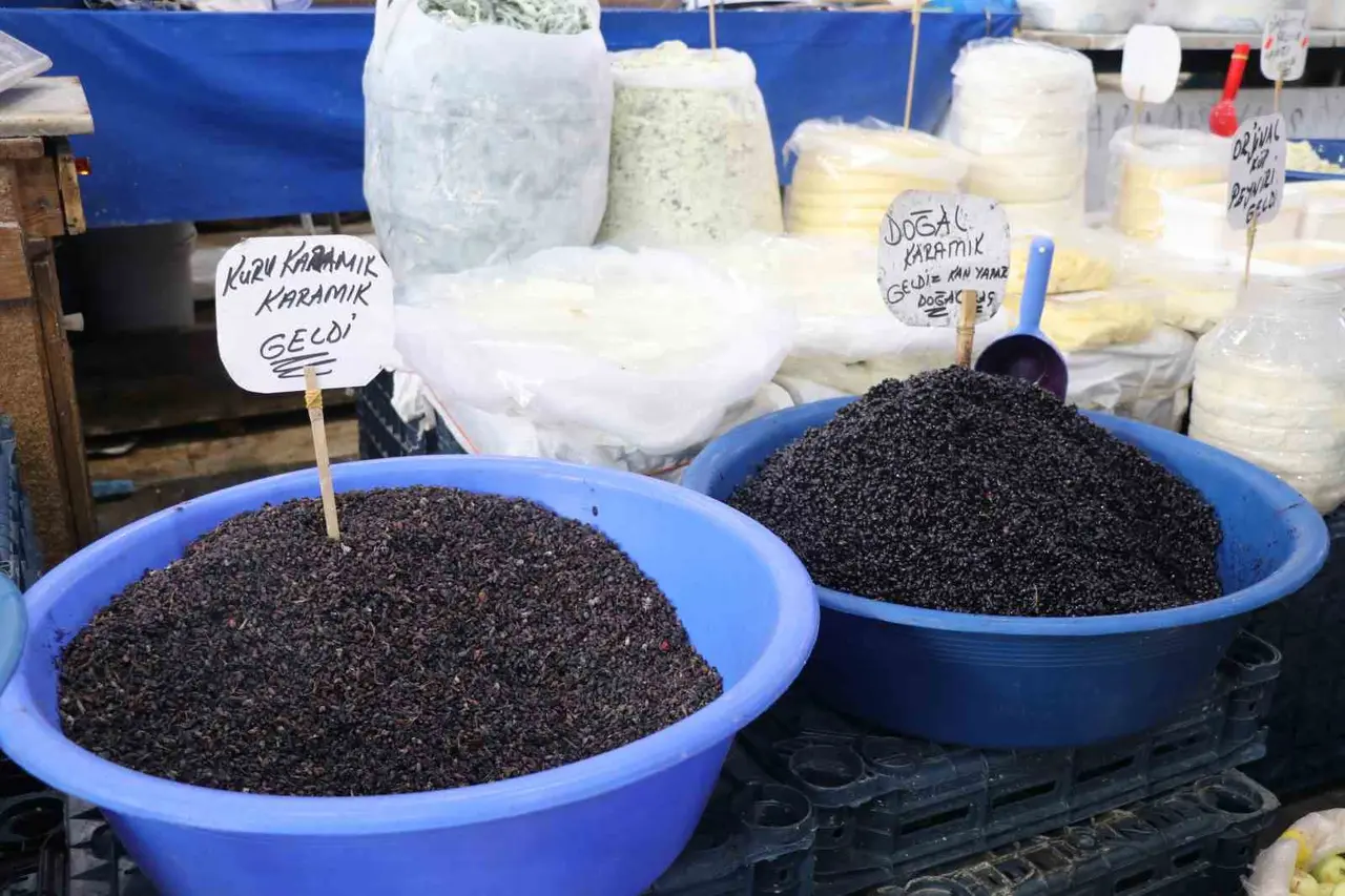 Birçok derde deva karamuk meyvesi tezgahlardaki yerini aldı