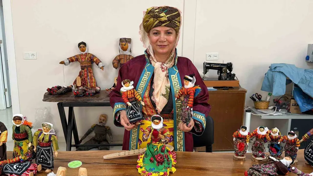 Anneannesinin mirasını bebeklerle dünyaya tanıttı