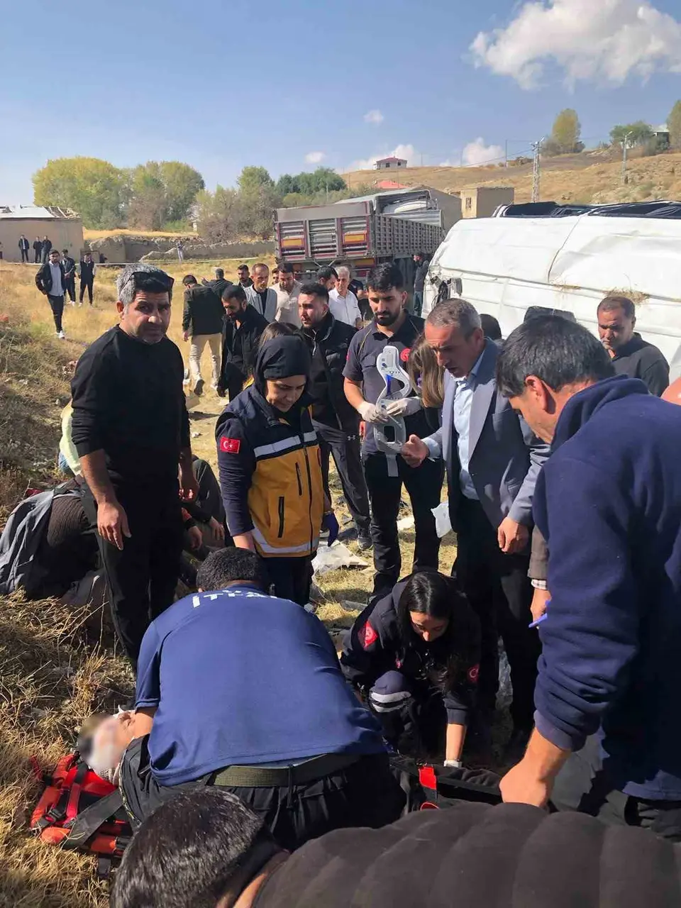 Van’da tır yolcu minibüsü ile çarpıştı: 11 yaralı