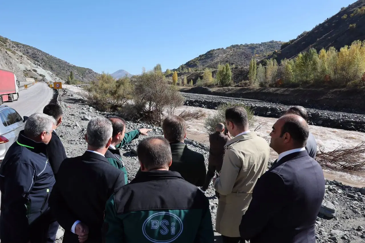 Erzincan’da heyelan nedeniyle demir yolu ve kara yolunda yürütülen çalışmalar incelendi