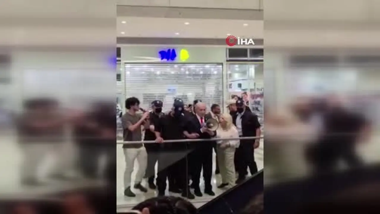 Netanyahu eline aldığı megafonla AVM’dekilerden oy istedi