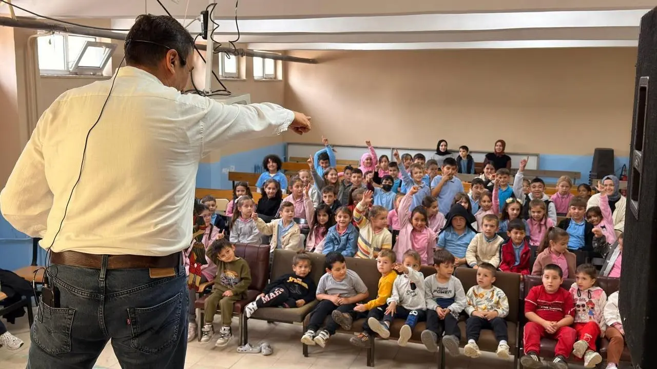 Minikler Hacivat ve Karagöz ile eğlendi