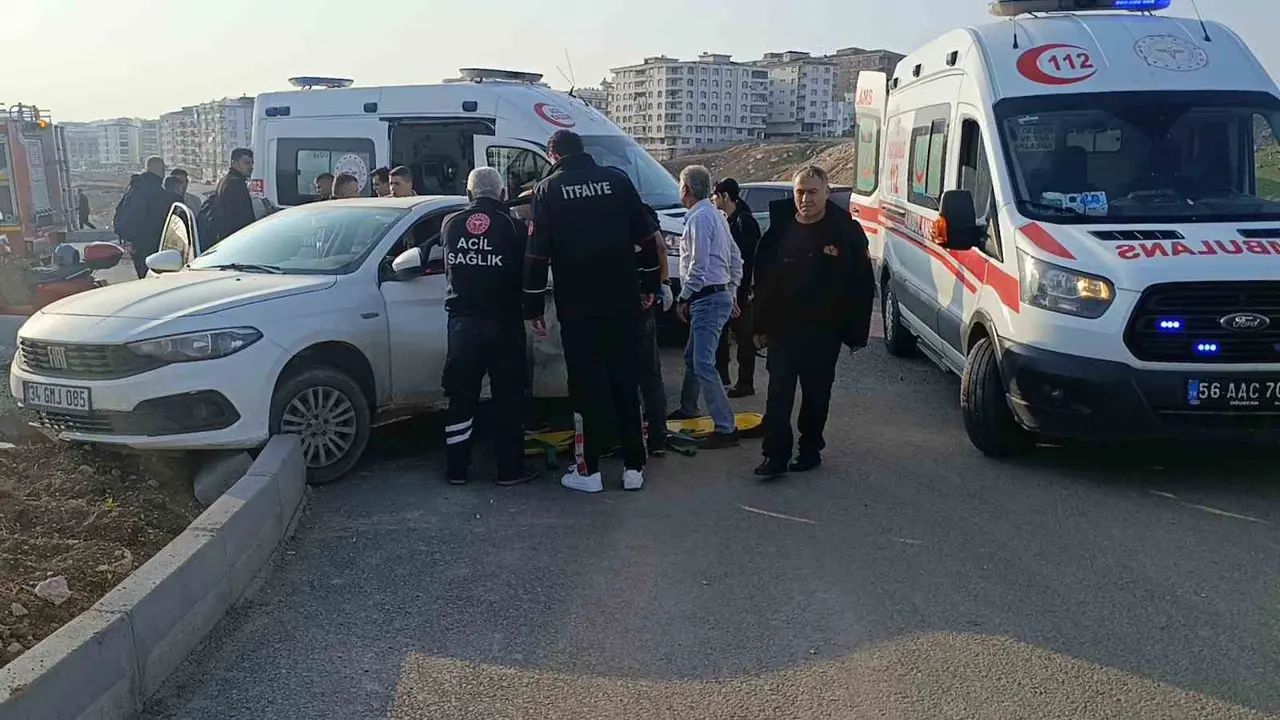 Siirt’te otomobil ile motosiklet çarpıştı: 2 yaralı