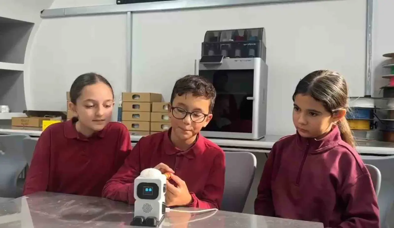 Takkesi ve parlayan gözleri ile çocukların arkadaşı robot ’Hacı Abi’