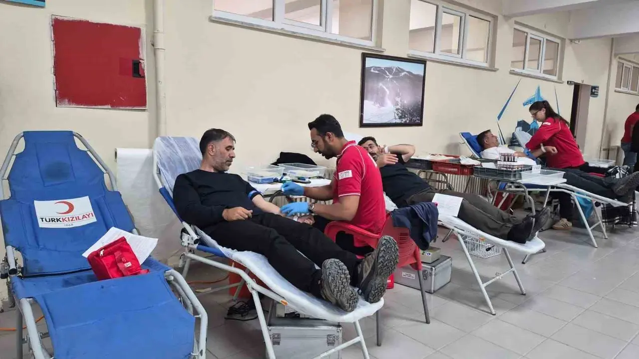 Sarıkamış’ta üniversite öğrencilerinden Kızılay’a kan bağışı desteği