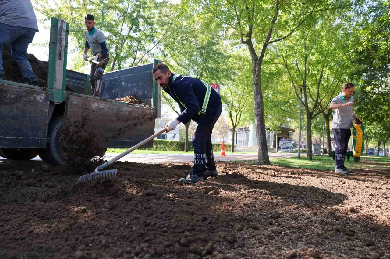 Büyükşehir’den park ve bahçelere düzenli bakım