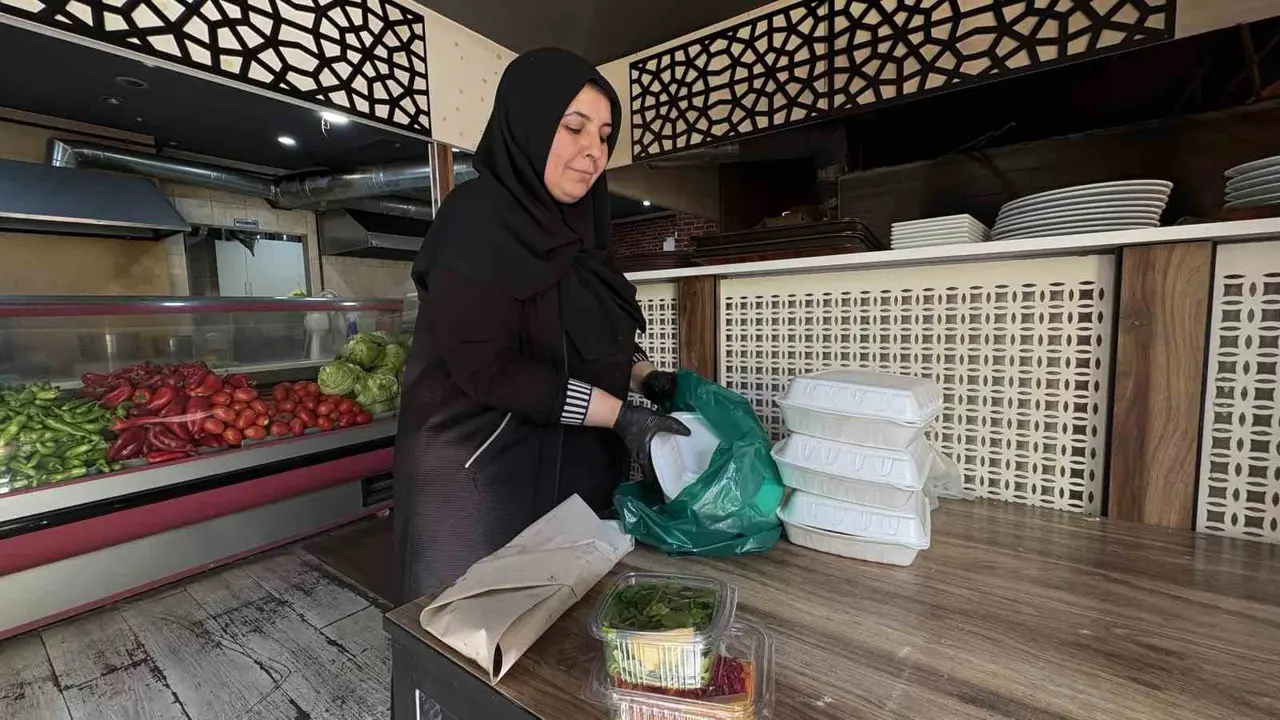 Çoçukları için yıllarca azmetti, şimdi 29 bin nüfuslu ilçede iki restoran işletiyor