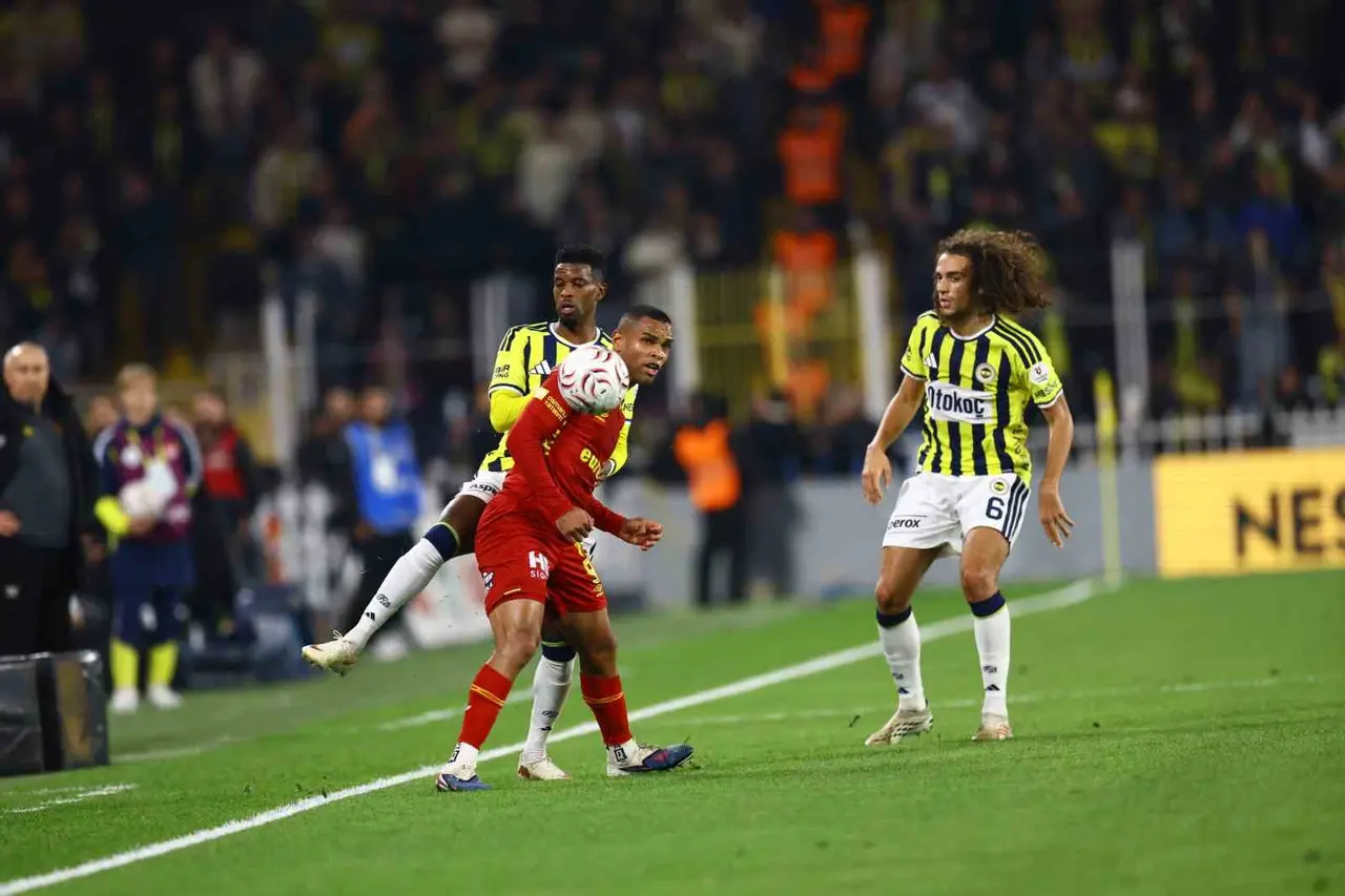 Trendyol Süper Lig: Fenerbahçe: 1 - Göztepe: 0 (İlk yarı)