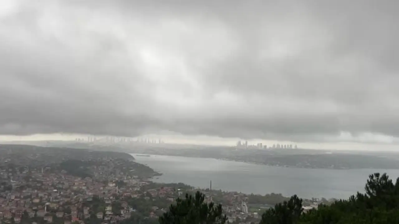 İstanbul Boğazı’nın üzerini yağmur bulutları kapladı