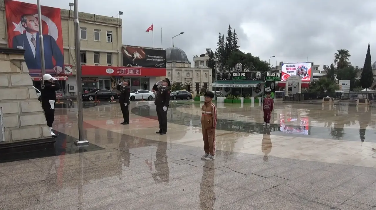 Kilis’te askerleri örnek alan çocuktan yürekleri ısıtan görüntü