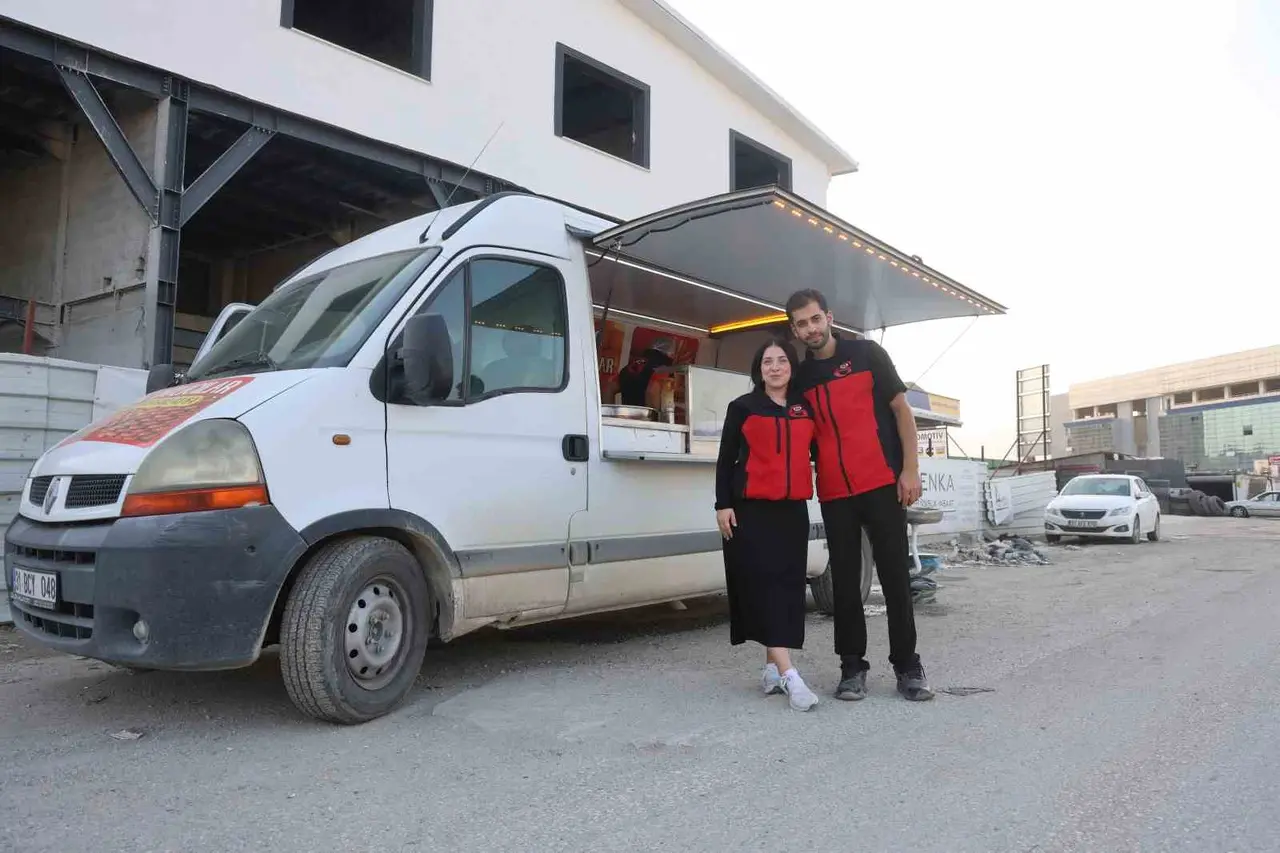 Depremzede çiftin ata mirası ağızları tatlandıran lezzetleri mobil tatlıcıyla kentin dört bir yanına ulaşıyor