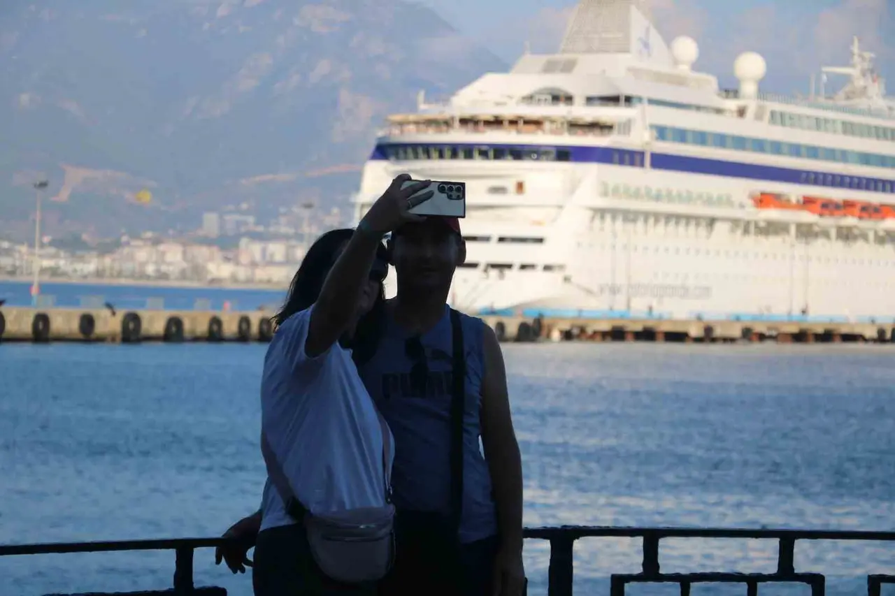 Alanya’ya 2026 yılında 10 kruvaziyerlerle 12 bin 876 turist geldi