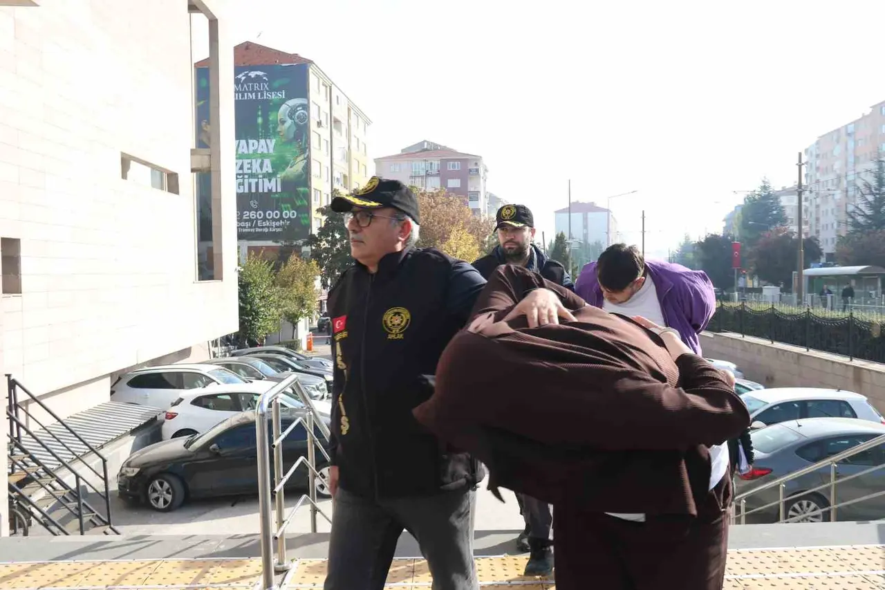 Eskişehir merkezli 5 ildeki fuhuş operasyonunda yakalanan 17 şüpheli adliyeye sevk edildi