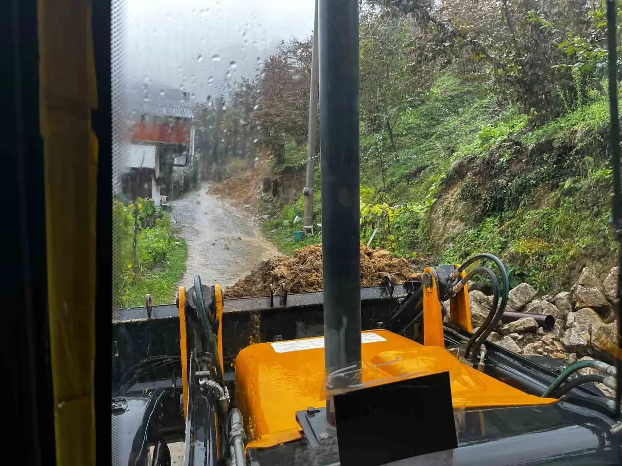 Akçakoca’da toprak kayması sonrası yol güvenliği sağlandı