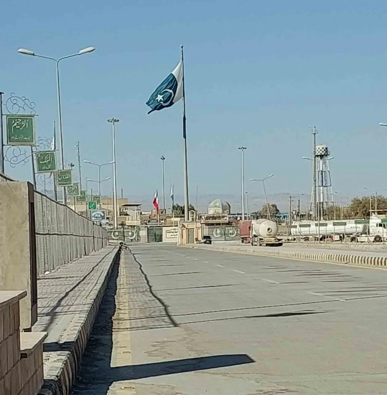 Pakistan güvenlik gerekçesiyle İran ile iki sınır kapısında ticareti durdurdu