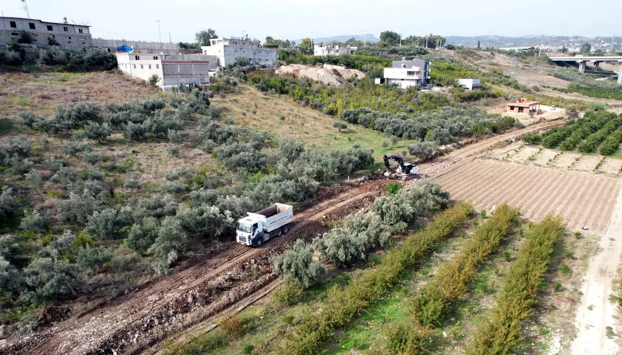 Akdeniz Belediyesi ilçenin dört bir yanında asfalt çalışmalarını sürdürüyor