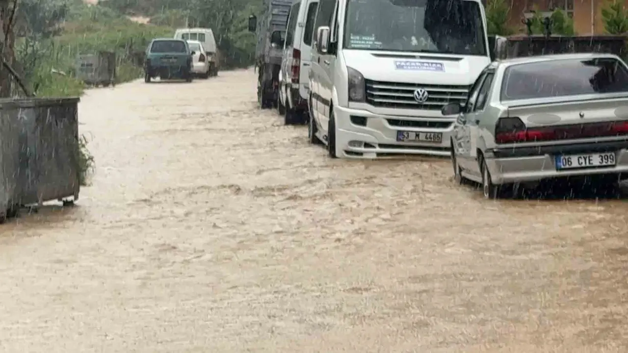 Rize’de şiddetli yağış etkili oluyor