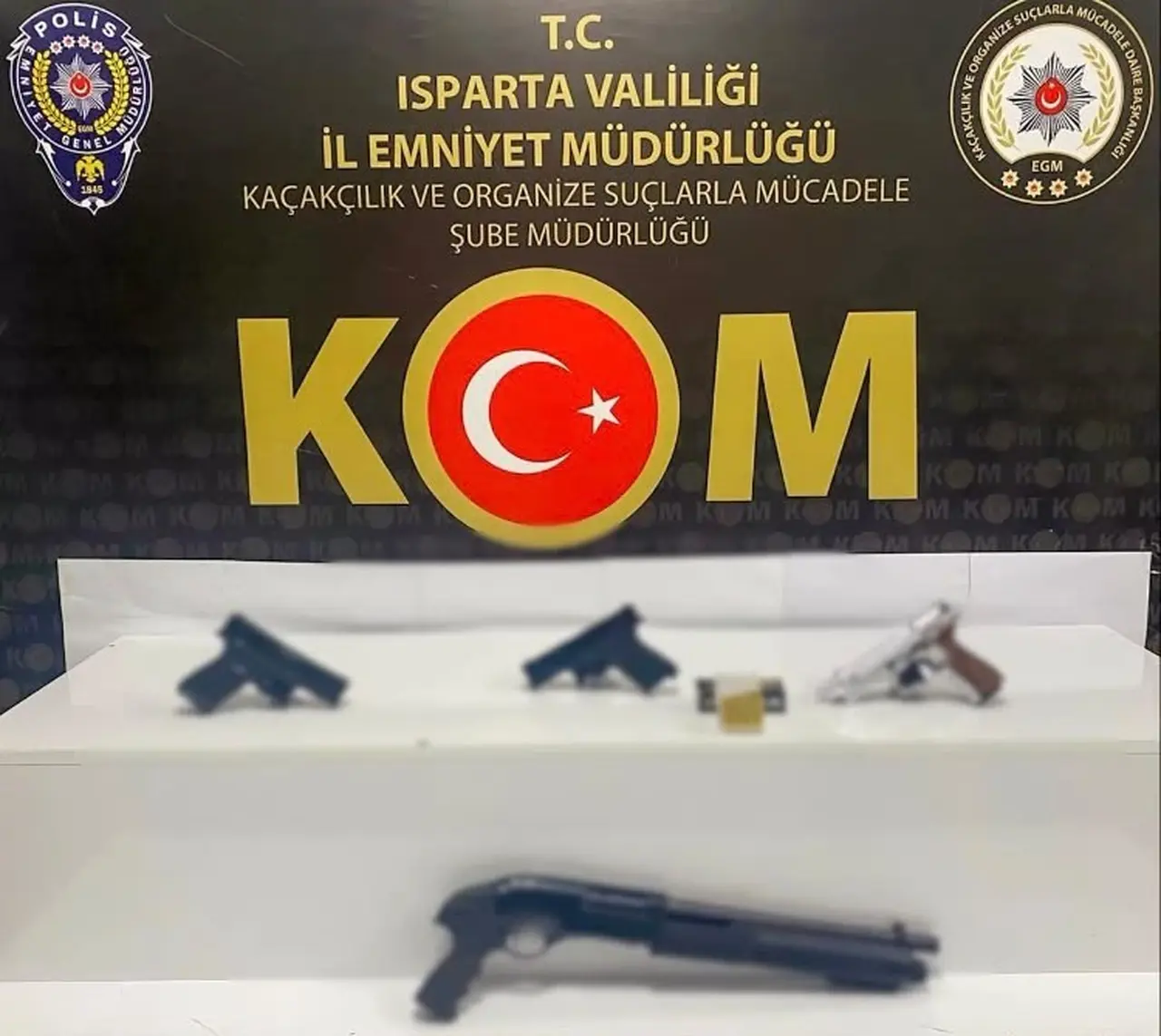 Isparta’da kaçak ürün ve silahlara el konuldu