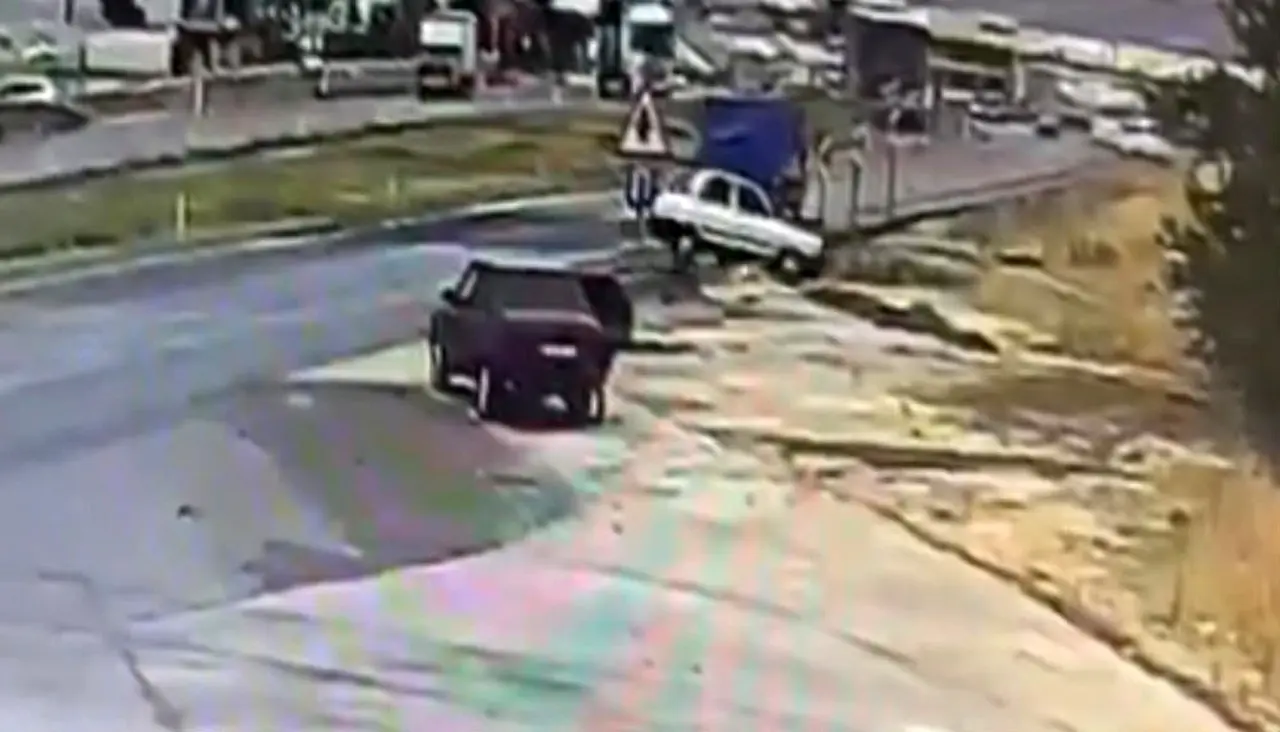 Gaziantep’te kontrolden çıkan araç menfeze uçtu: 2 kişinin yaralandığı kaza kamerada