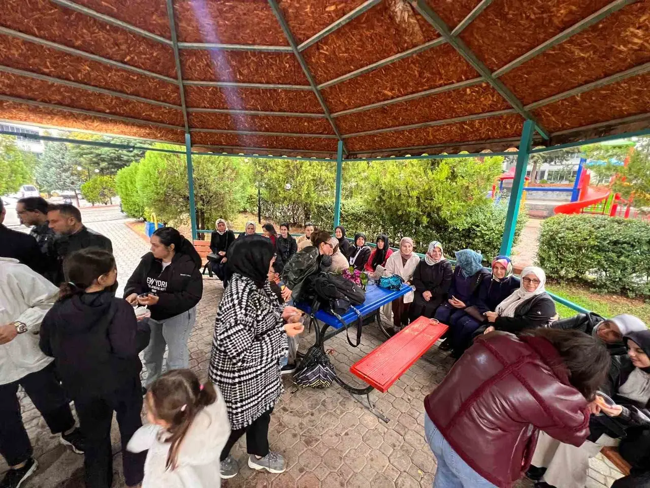 Okul saldırısında hayatını kaybeden çocukların isimleri park ve sahaya verildi