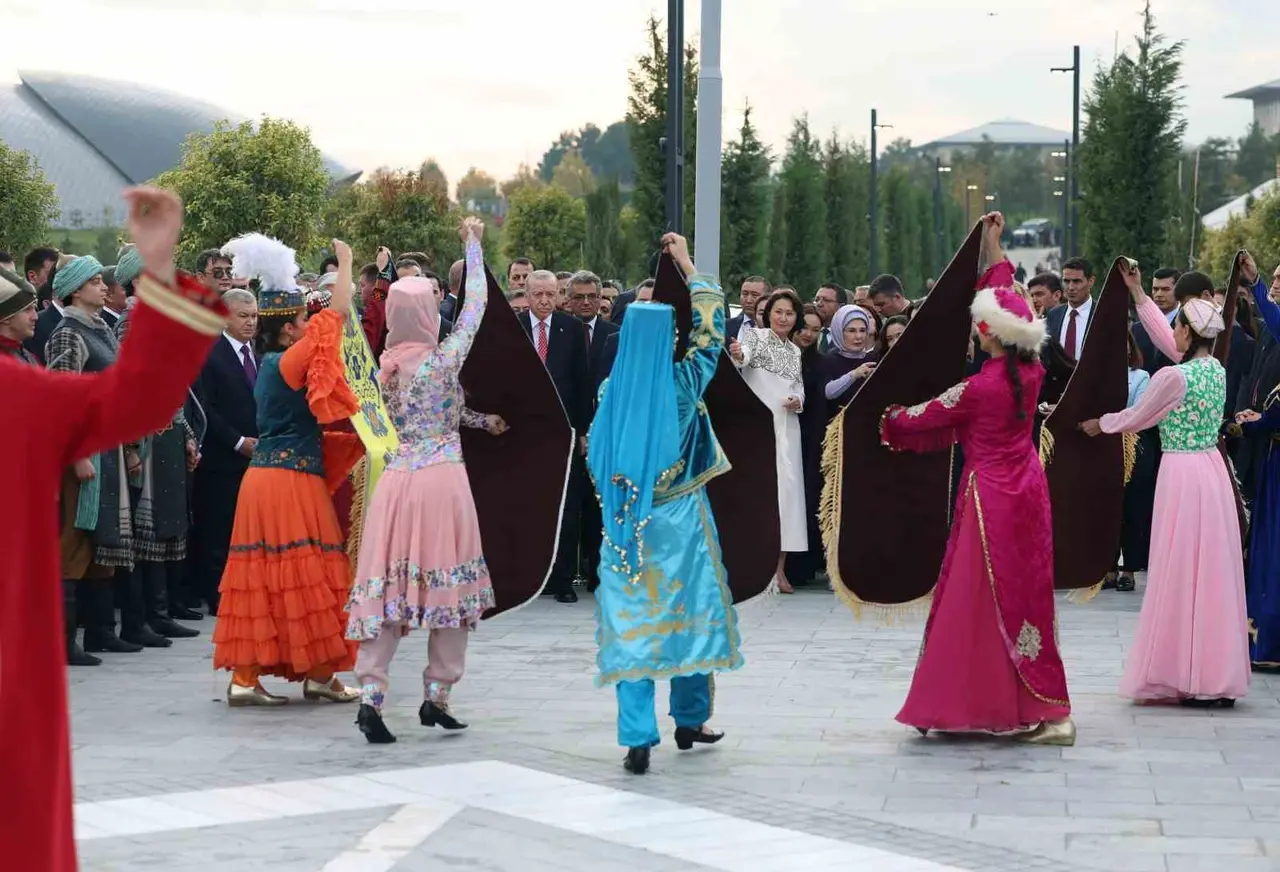 Cumhurbaşkanı Erdoğan ve Türk dünyası liderleri Medeniyet Parkı’nda fidan dikti