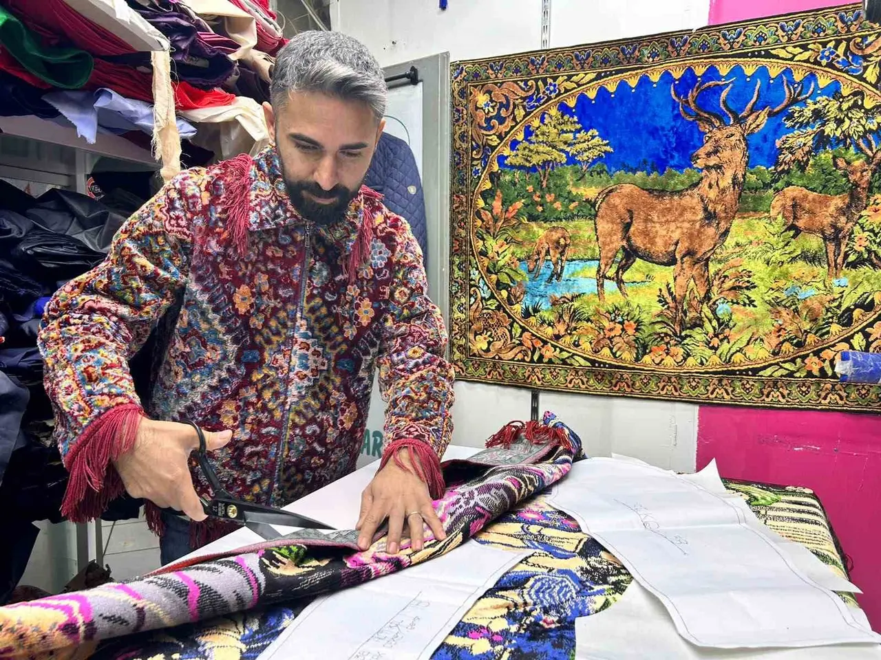 Eski duvar halılarıyla modaya yön veriyor