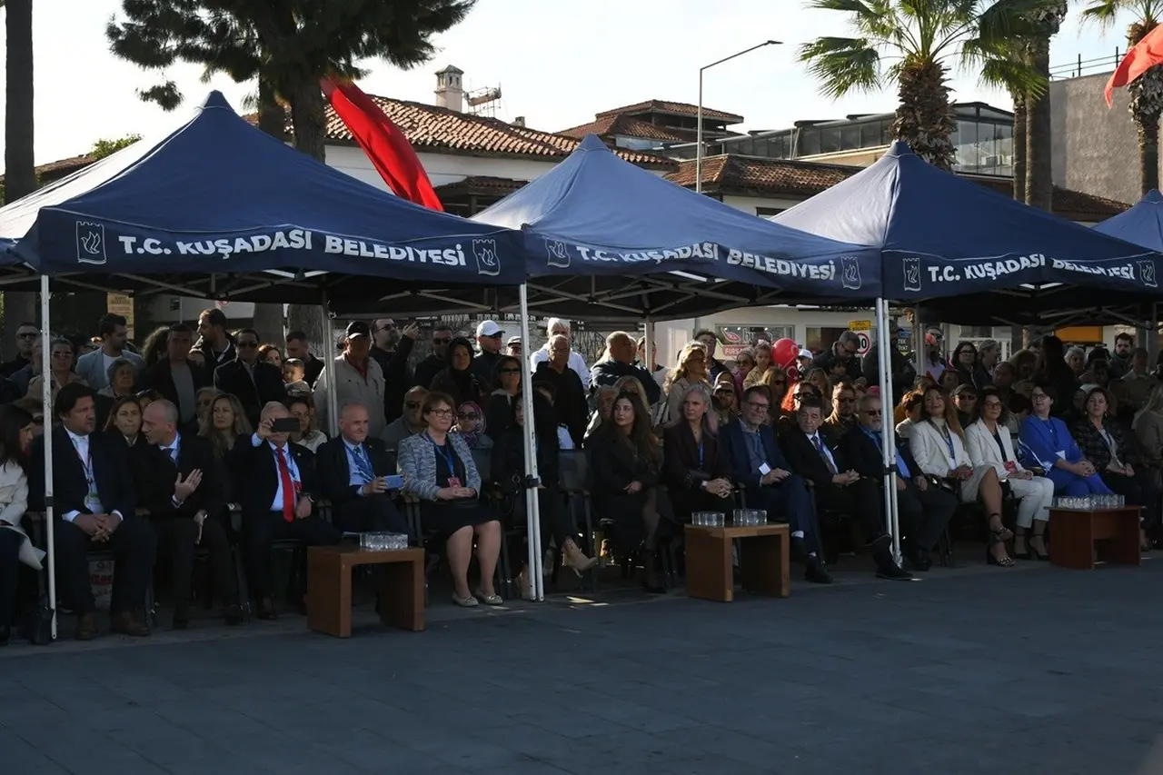 Kuşadası’nda Cumhuriyetin 102’üncü yılı kardeş şehirlerin dostluk buluşması ile taçlandı