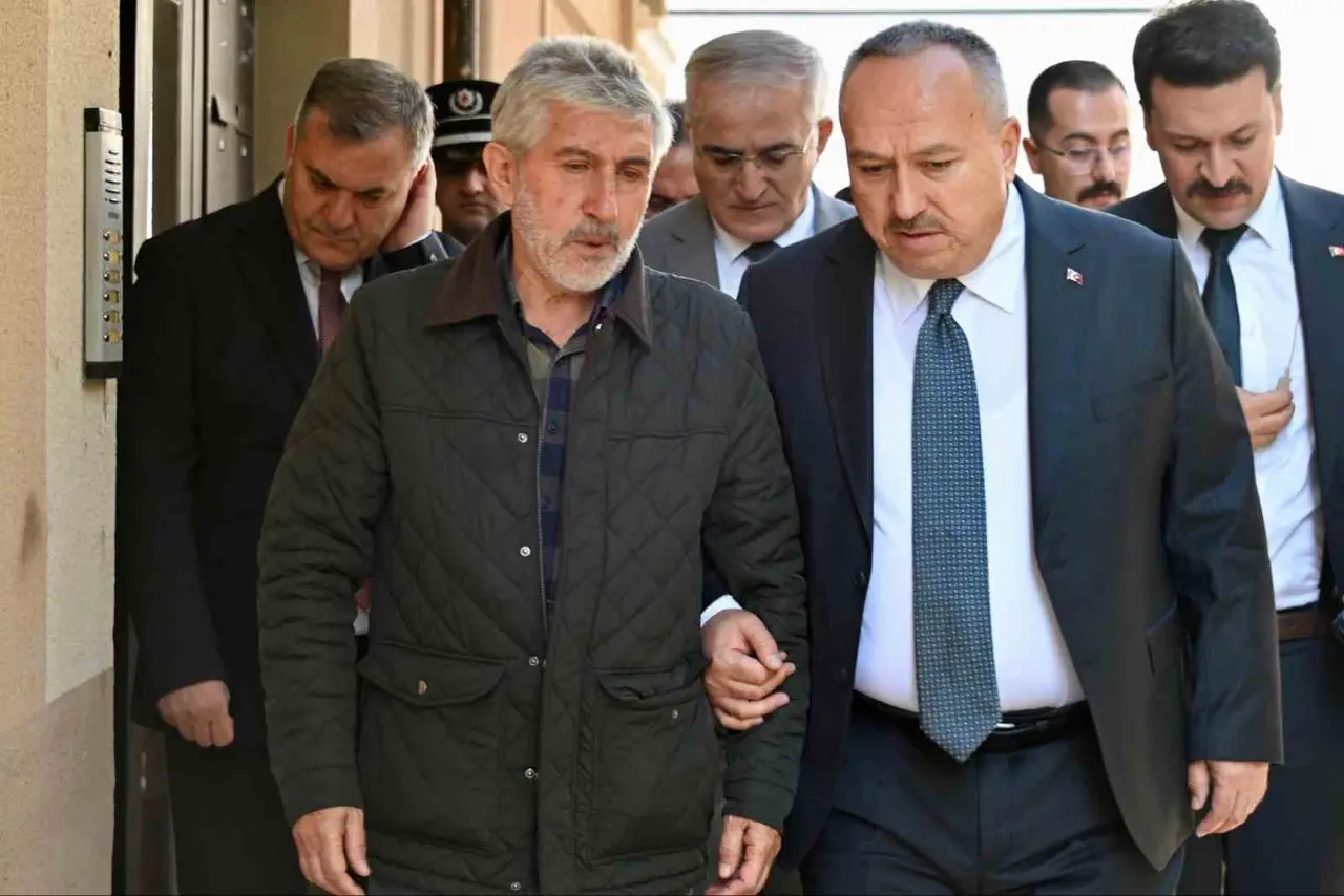Emniyet Genel Müdürü Fidan, şehit polis Türkoğlu’nun babaevine taziye ziyaretinde bulundu