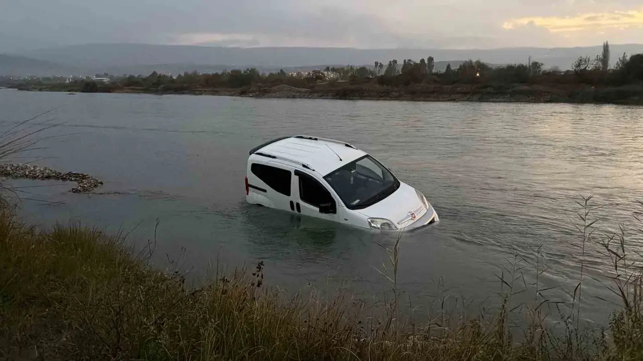 Balık tutmaya gittikleri çayda su seviyesinin yükselmesi ile otomobil mahsur kaldı