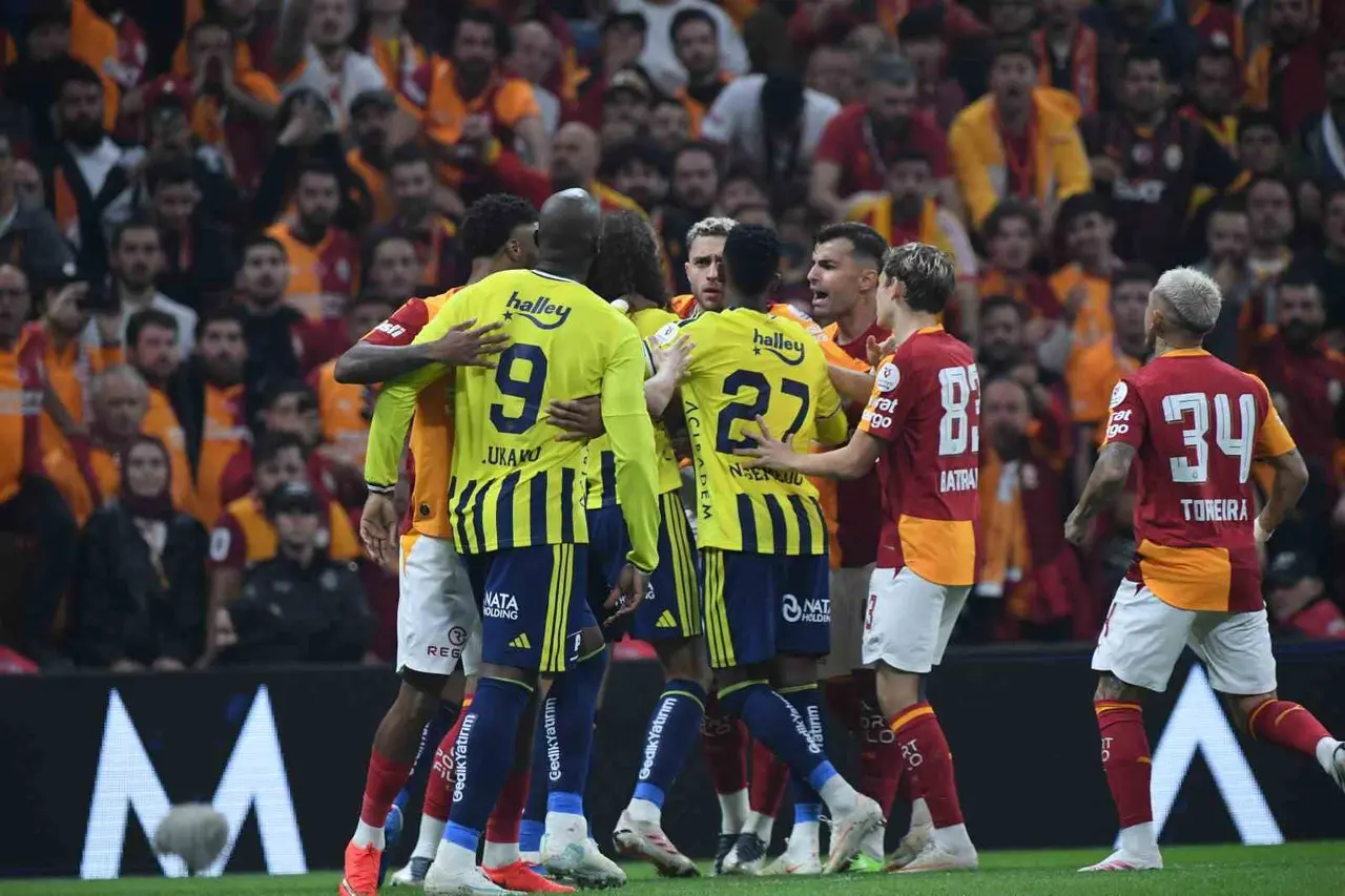 Trendyol Süper Lig: Galatasaray: 2 - Fenerbahçe: 0 (İlk yarı)